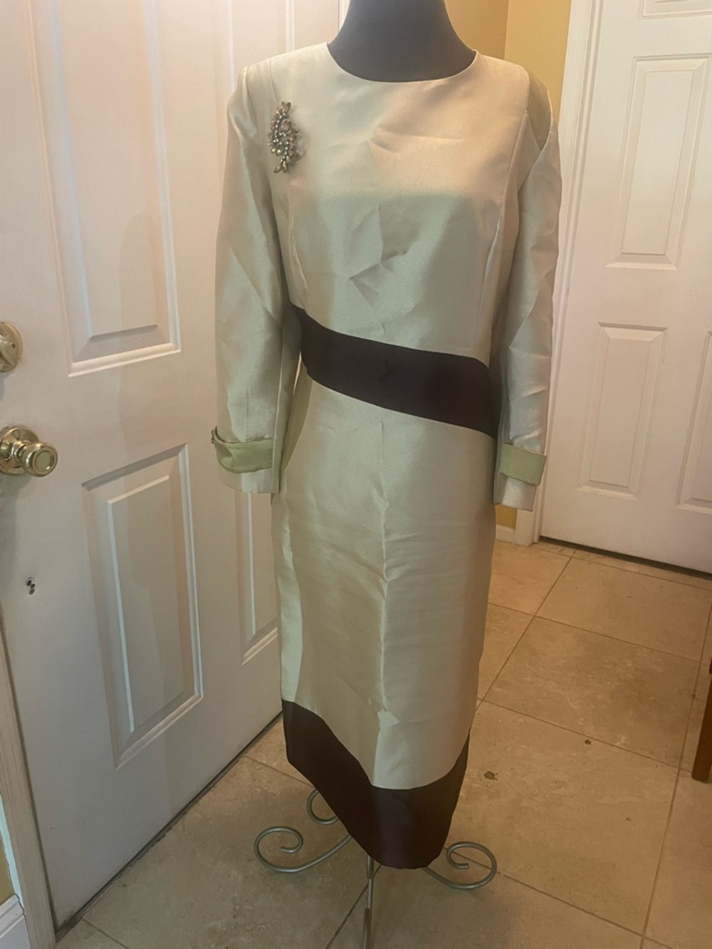 Elegant Long Sleeve Colorblock Satin Dress with Brooch